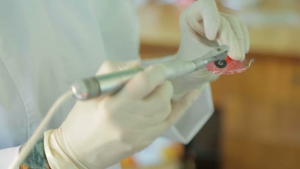 Hammaslääkäri korjaa hammasraudat
 - Materiaali, video