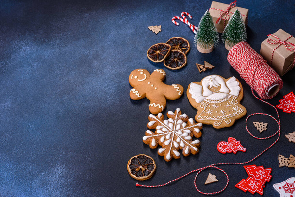 クリスマスのジンジャーブレッド。蜂蜜、生姜、シナモンとおいしいジンジャーブレッドクッキー。冬の構図 - 写真・画像