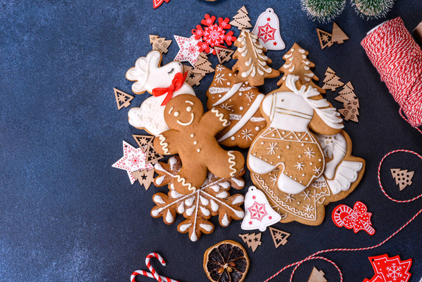 Vánoční perník. Lahodné perníkové sušenky s medem, zázvorem a skořicí. Zimní složení - Fotografie, Obrázek
