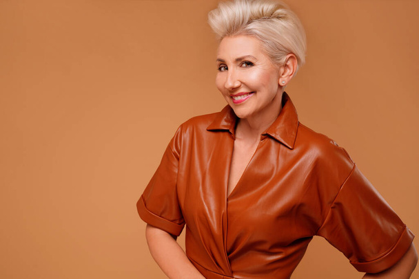 Fashion photo of elegant blonde 40s woman. Beautiful confident and attractive caucasian lady with short hairstyle and glamour makeup smiling and looking to the camera. Studio shot - Fotografie, Obrázek