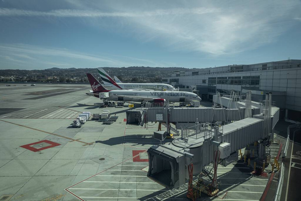 airplane jets sit at the airport in San Francisco - Foto, imagen