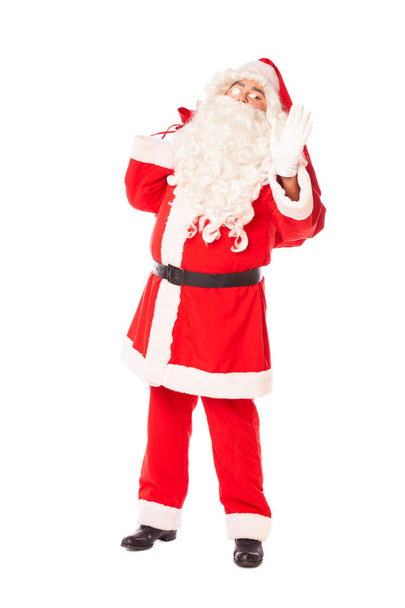 Weihnachtsmann hält seinen Sack mit Geschenken auf weißem Hintergrund - Foto, Bild