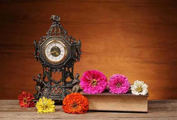 Χρονόμετρο, λουλούδια και βιβλία - Φωτογραφία, εικόνα