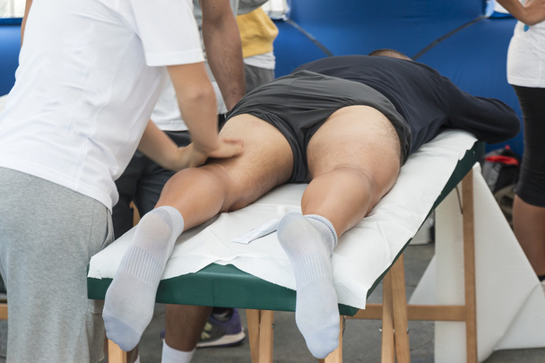 Atletas masaje de relajación antes del evento deportivo
 - Foto, imagen