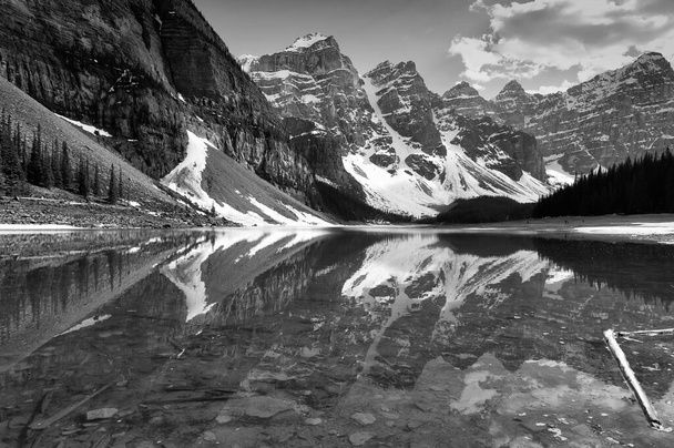 Льодовики долини десяти піків мальовниче видовище з відображенням в озері Морейн в Банф національному парку, Альберта, Канада - чорно-білий - Фото, зображення
