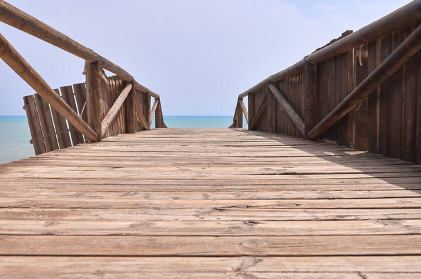 деталь дерев'яної доріжки до моря між дюнами
 - Фото, зображення