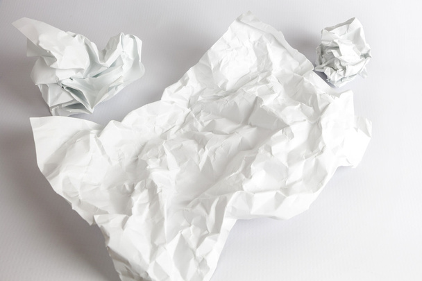 Modelo de folha de papel amassado em branco isolado no fundo branco
 - Foto, Imagem