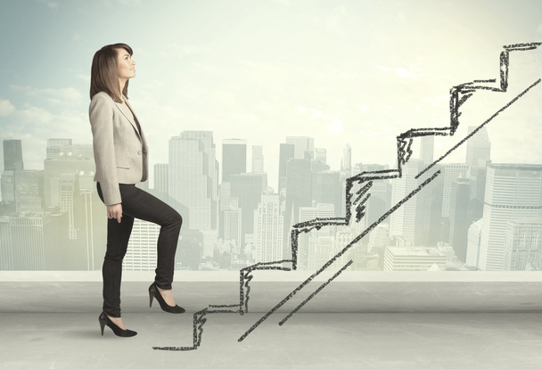 Biznes kobieta wspinanie się na strony wyciągnąć schody koncepcja - Zdjęcie, obraz