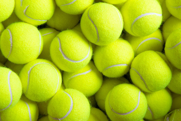 Крупный план теннисных мячей, желтая текстура махровой ткани, ракетные виды спорта - Фото, изображение