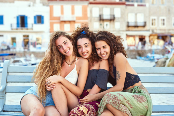 Every girl needs best friends like these. girlfriends on vacation - Foto, imagen
