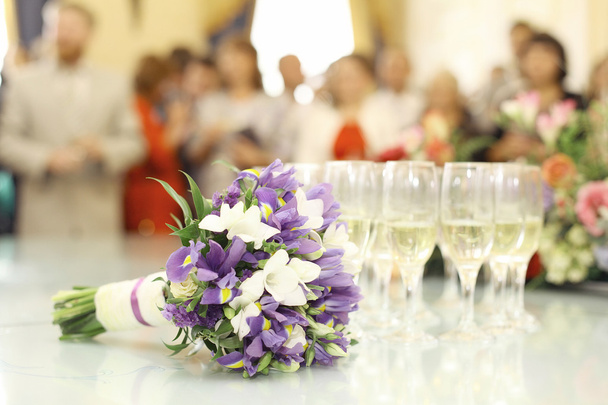Bouquet and champagne - Foto, Imagen