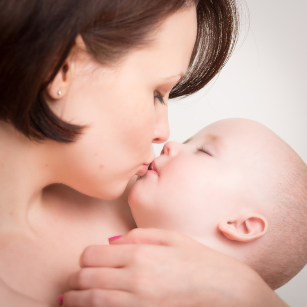 Fiatal Anya gyermekével meghitt ölelés - Fotó, kép