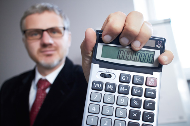 Бизнесмен с калькулятором
 - Фото, изображение