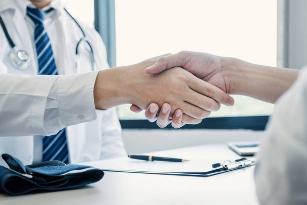 Handshake after doctor explained the health examination results to the patient, medical checkup concept. - Фото, зображення