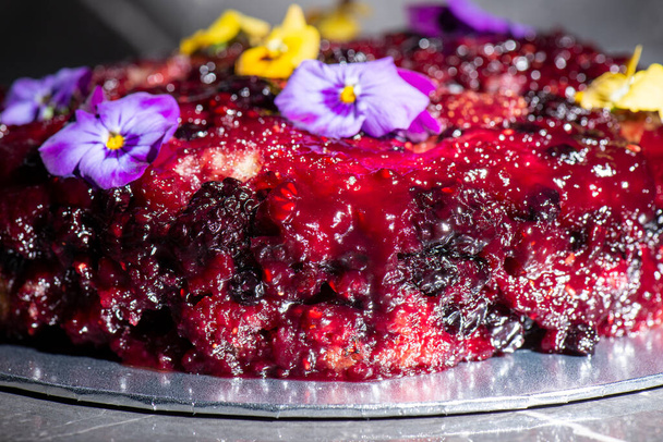 Home-made upside-down cake with mixed berries including organic strawberries, blueberries, blackberries, and raspberries. - Foto, Imagem
