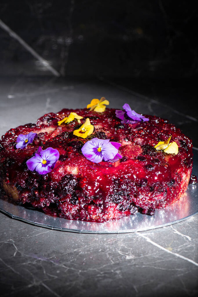 Home-made upside-down cake with mixed berries including organic strawberries, blueberries, blackberries, and raspberries. - Foto, Bild
