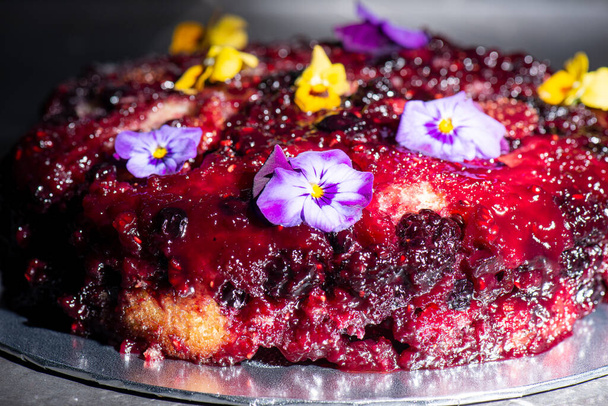 Home-made upside-down cake with mixed berries including organic strawberries, blueberries, blackberries, and raspberries. - Foto, Imagem