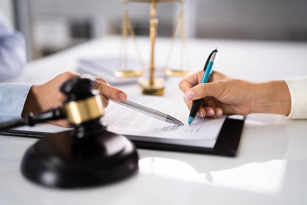 Judge Assisting Client To Sign Legal Document In Courtroom - Foto, Imagem
