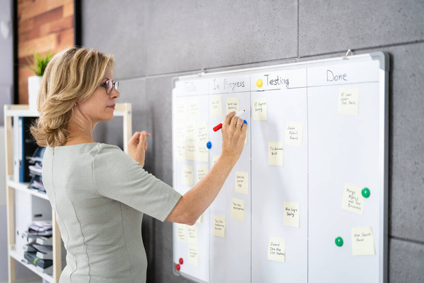 Kanban Business Board Sticky Notes On Wall In Office - Foto, Imagem