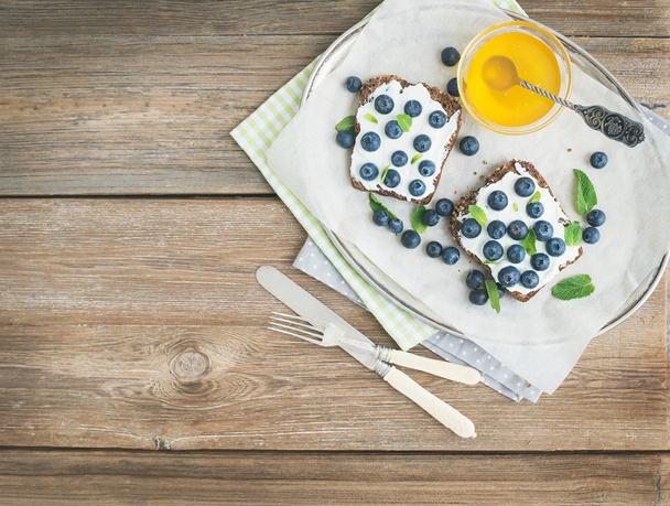 Healthy breakfast set with ricotta, fresh blueberries, honey and - Foto, immagini