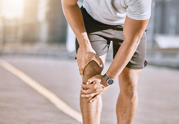 Runner training accident with joint pain, arthritis and tendon problems. Health, fitness and a sports injury with athlete man suffering from a fracture, broken leg and knee after a workout - Foto, Bild