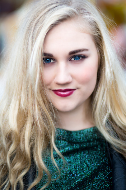 Портрет красивої блондинки блакитноокої дівчини-підлітка в зеленому
 - Фото, зображення