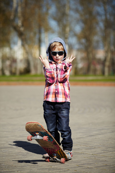 little boy with skateboard on the street - Φωτογραφία, εικόνα