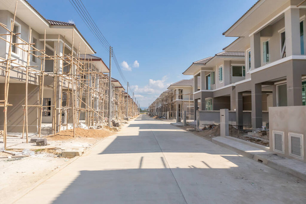 İnşaat alanındaki yeni konut inşaatı devam ediyor. - Fotoğraf, Görsel