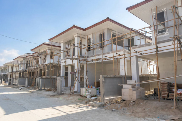 будівництво житлового нового будинку триває на будівельному майданчику житлової забудови
 - Фото, зображення