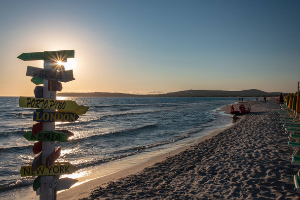 Літній день в Аренас-Біанкас, мальовничий пляж на південному заході від Сардегни. - Фото, зображення