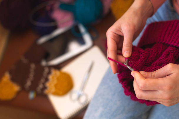 mujer está tejiendo, manos femeninas de cerca, una mujer se dedica a la costura - Foto, Imagen