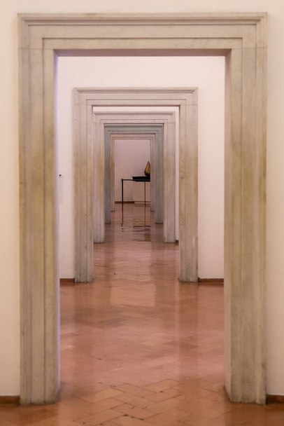 Μια σειρά από θυρίδες σε μικρά δωμάτια στη σειρά σε ένα από τα μουσεία στην Πόλη του Βατικανού, Ρώμη - Φωτογραφία, εικόνα