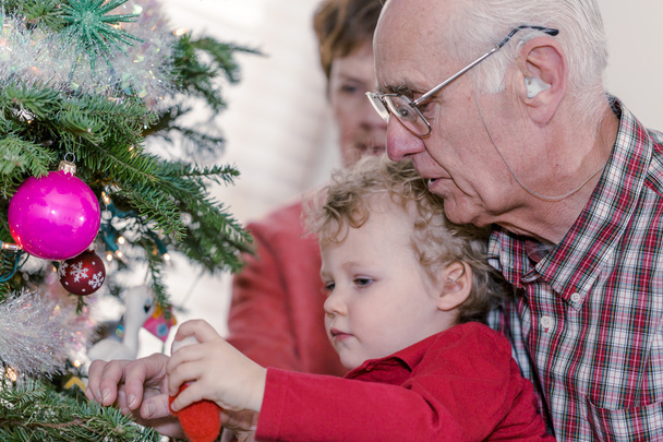 Prarodiče s vnukem, zdobení vánočního stromu - Fotografie, Obrázek
