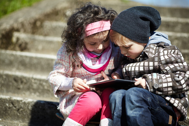 boy and girl using tablet together - Foto, afbeelding
