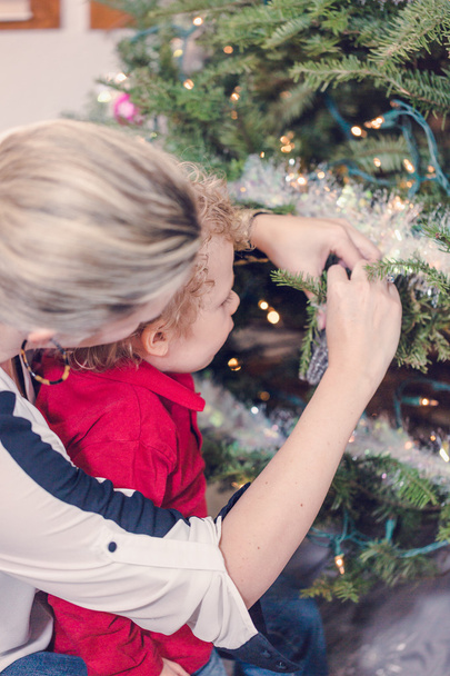 Madre e figlio decorazione albero di Natale - Foto, immagini