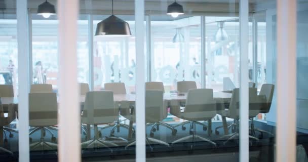 Advert for empty conference or boardroom with a modern interior, neat and ready for a meeting. Office space available for networking, presentation or marketing in board room or professional setting. - Filmagem, Vídeo