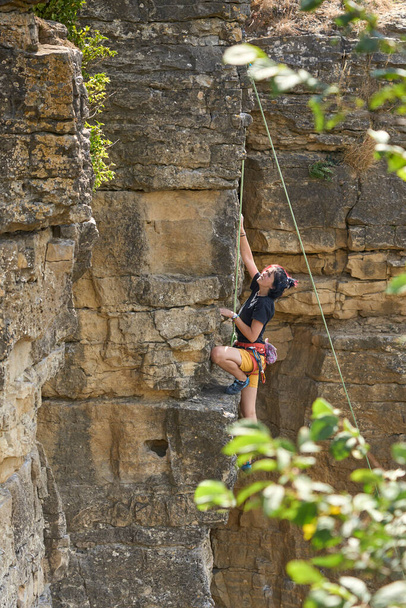 Teenage girl in a difficult rock climbing tour in the Rockgarden in Hessigheim, Neckar valley, Baden-Wuerttemberg, Germany - Foto, Imagen