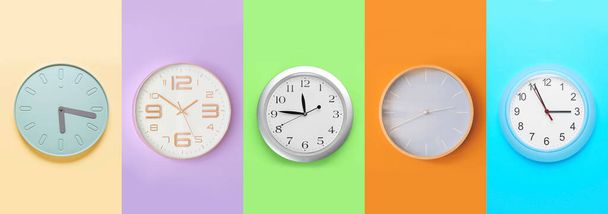 Set of different clocks on colorful background - Foto, afbeelding