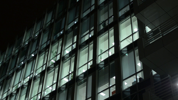 Sisäänkäynti rakennukseen ja liikerakennukseen (toimistot) - yö - ikkunat valoilla
 - Materiaali, video