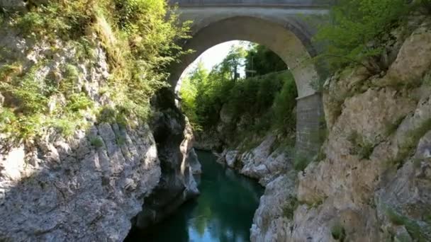 The Soa River in Slovenia, part of the Triglav National Park, has an emerald green color, and is one of the most beautiful rivers in all of Europe. It is also a popular kayaking destination. - Video, Çekim