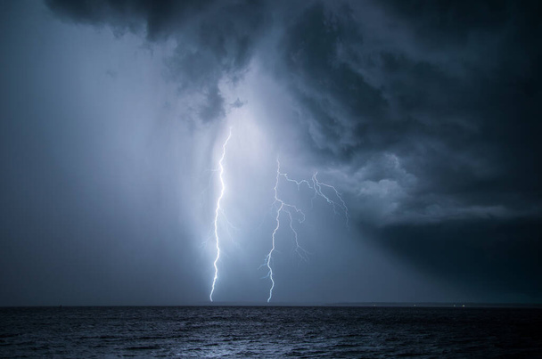 Κεραυνοί χτυπούν κατά τη διάρκεια καταιγίδας στη Φλόριντα. - Φωτογραφία, εικόνα