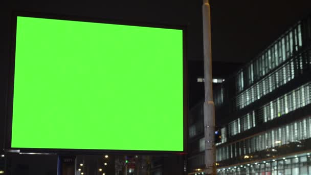Billboard - zöld képernyő - night - épület windows (irodák) - Felvétel, videó