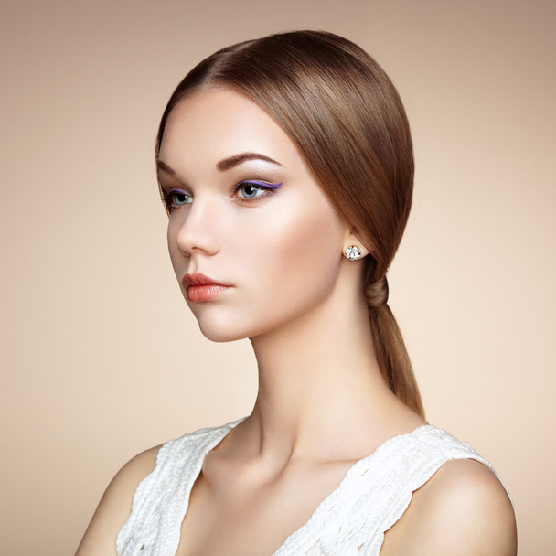 Fashion portrait of elegant woman with magnificent hair - Zdjęcie, obraz