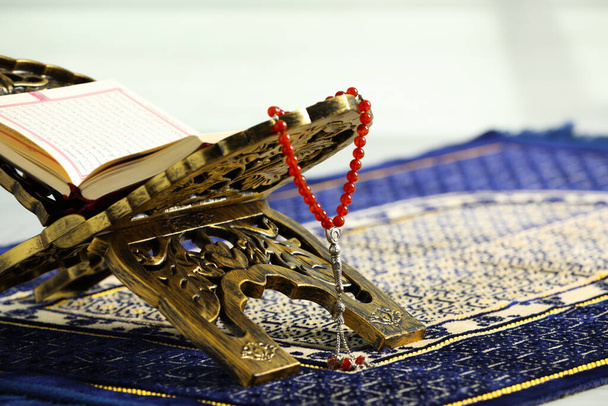 Rehal with open Quran and Misbaha on Muslim prayer rug, closeup - Foto, Imagem