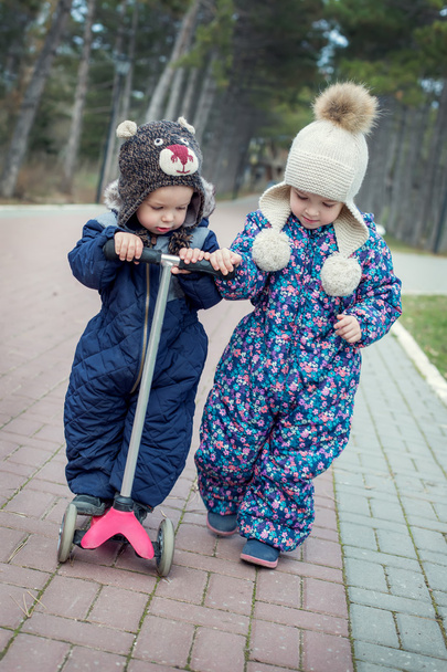 Hermano y hermana pequeño para dar un paseo
 - Foto, imagen