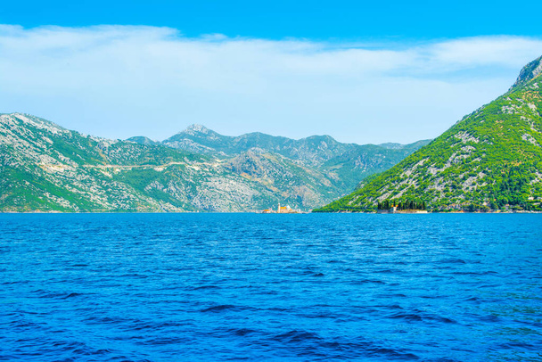 Bela paisagem de verão da costa da Baía de Kotor - Boka Bay, Montenegro - Foto, Imagem