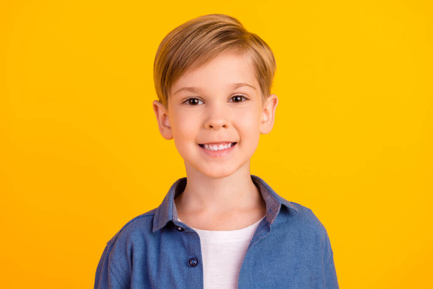 Πορτρέτο του θετικού φιλικό πρόσωπο σχολείο toothy ακτινοβολούν χαμόγελο απομονώνονται σε κίτρινο χρώμα φόντο. - Φωτογραφία, εικόνα