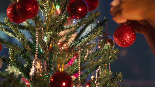 Αναβοσβήνει γιρλάντα. Χριστουγεννιάτικο δέντρο φώτα ριπή. Χριστούγεννα και το νέο έτος διακόσμηση. - Πλάνα, βίντεο