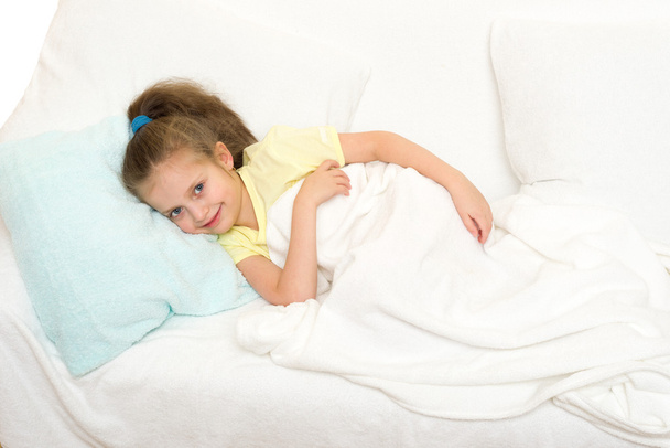 маленька дівчинка в ліжку
 - Фото, зображення