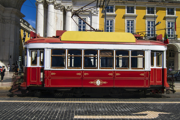 Vintage famosos tranvías eléctricos rojos
 - Foto, imagen